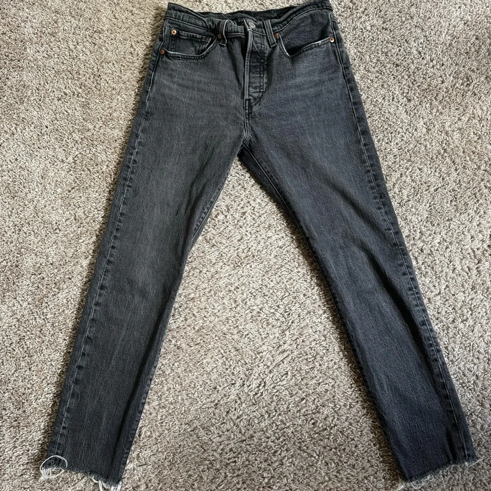 Levi’s Premium 501 Skinny Women’s Jeans in Cropped Black Denim w/ Raw Hem Sz 27 - Picture 2 of 16